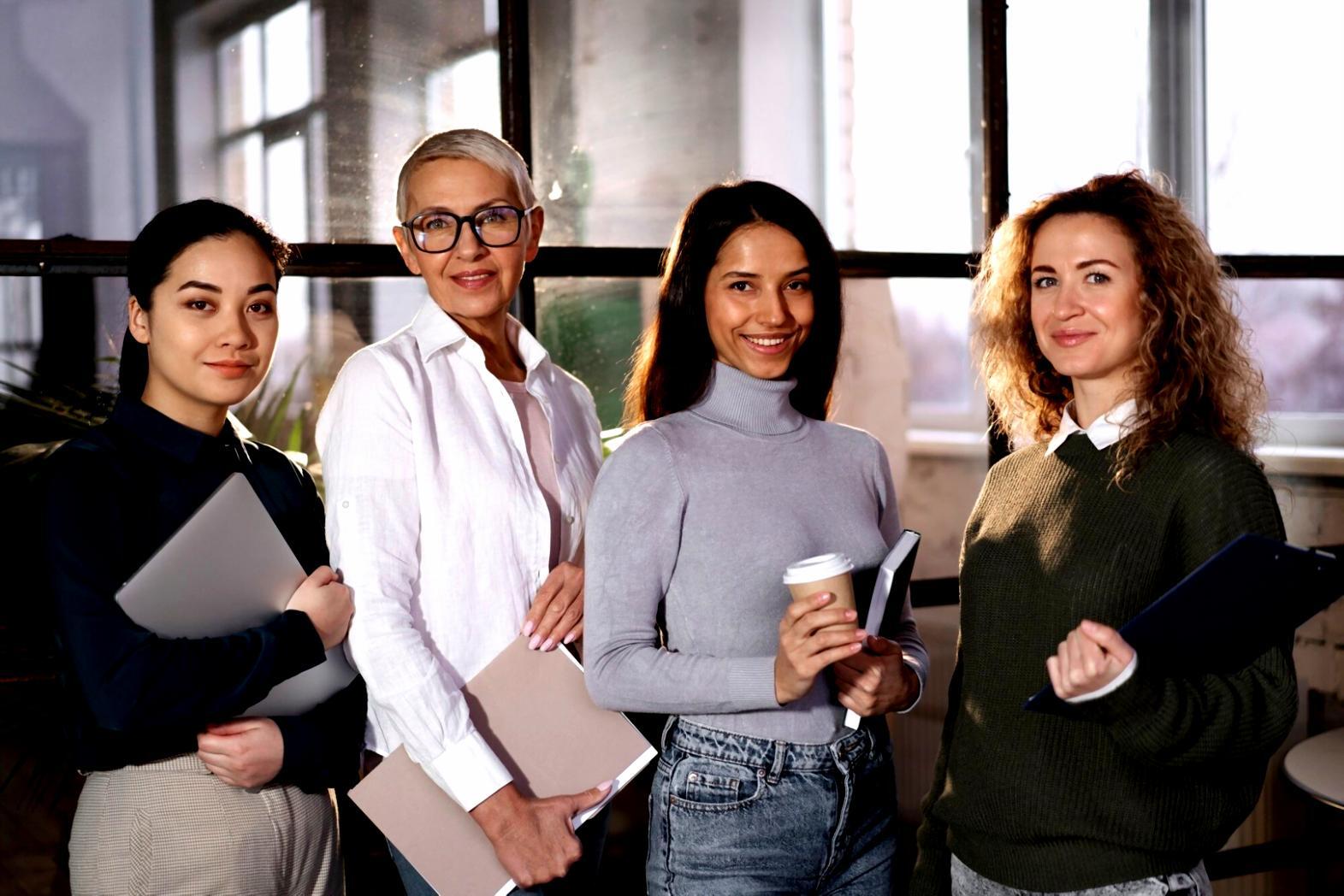 Professionnel présentant des données budgétaires lors d'une réunion stratégique